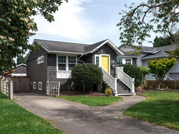 1721 Amphion St, Victoria, BC V8R 4Z8