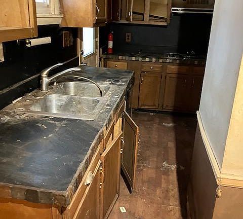 3rd image of 216 Fulton St
