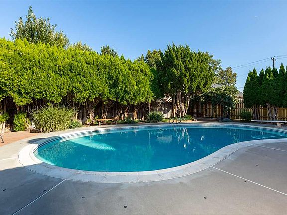 3rd image of 321 S Buchanan Ct
