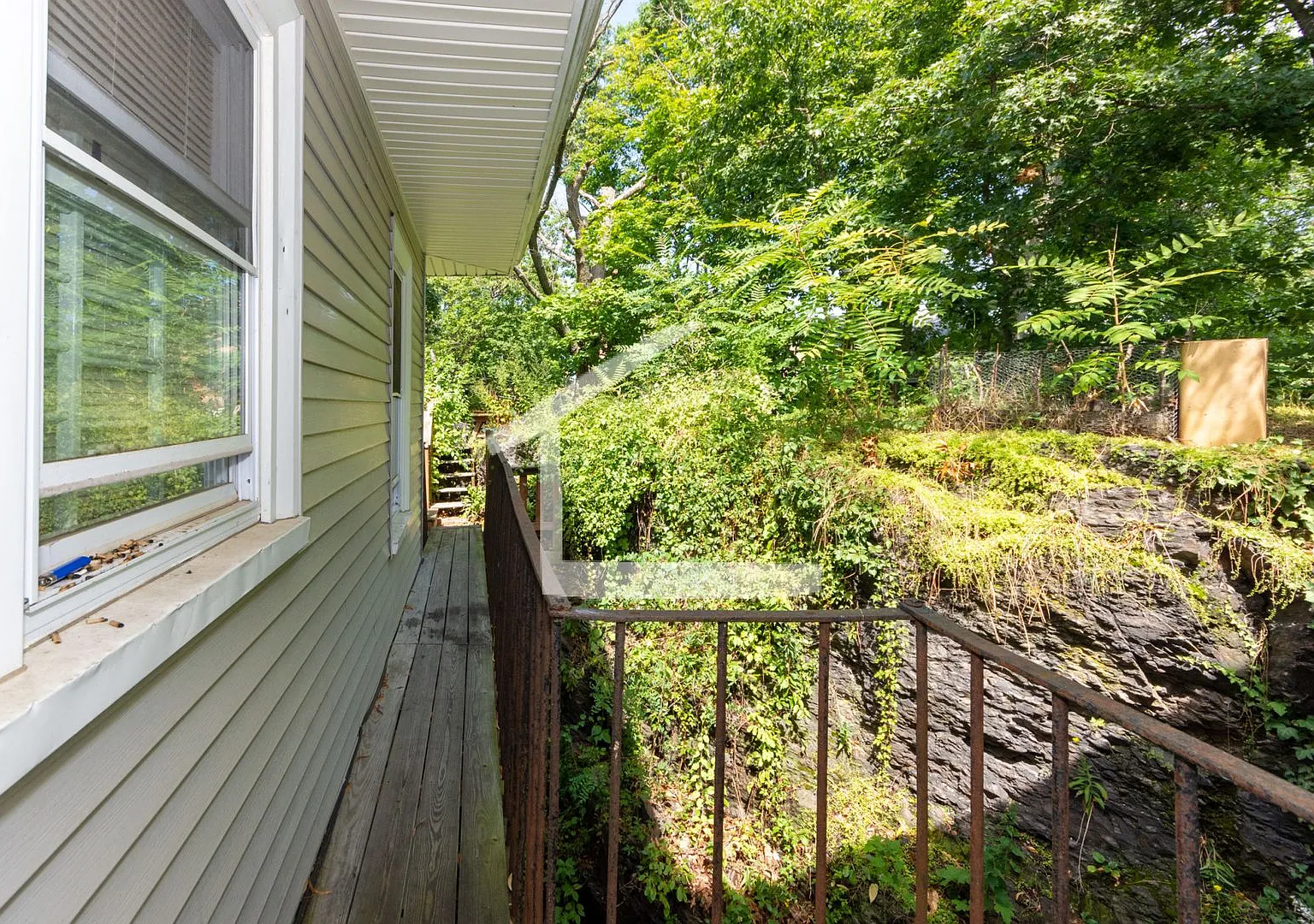 Charming 5 Bedroom-No Broker Fee — Photo 2