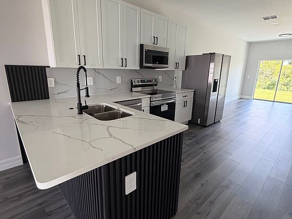Beautiful kitchen with brand new appliances