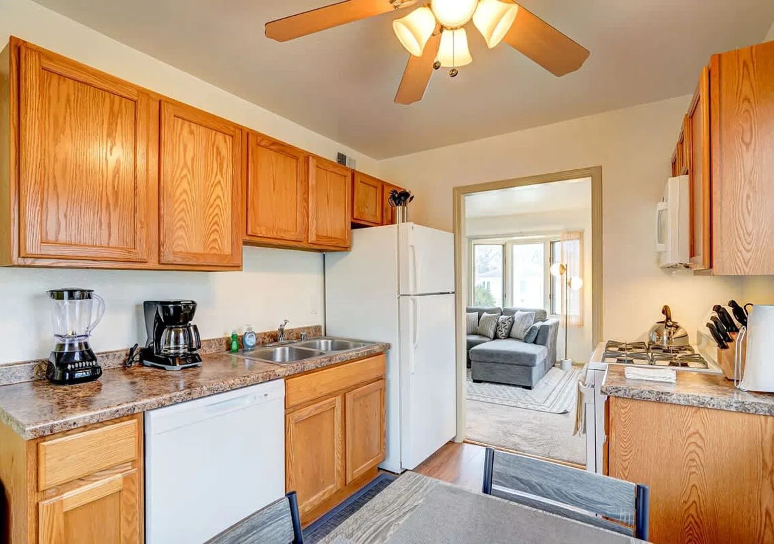 30 Day Minimum - Entire House - Washer & Dryer and AC — Photo 3