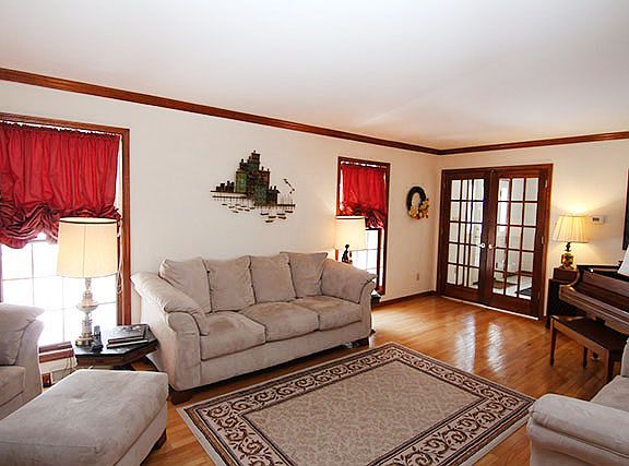 Living Room 13'6"x22'6"