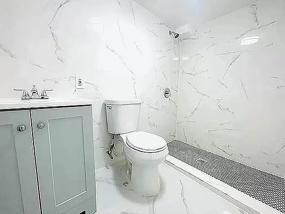 4th image of 2832 W 15th St #1B