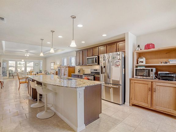 5th image of 217 Comal Ln