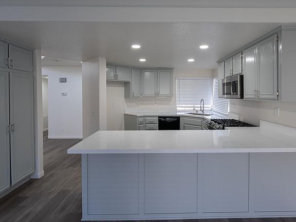 5th image of 840 S Orchid Ln