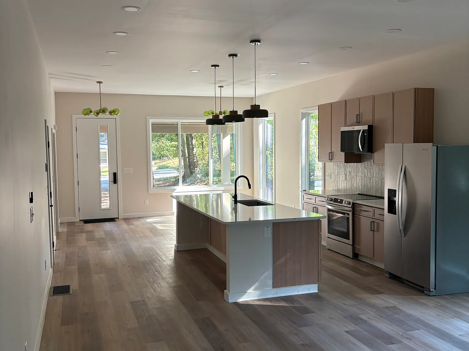 3 bed, 1689 sqft, $3,000 — Photo 3
