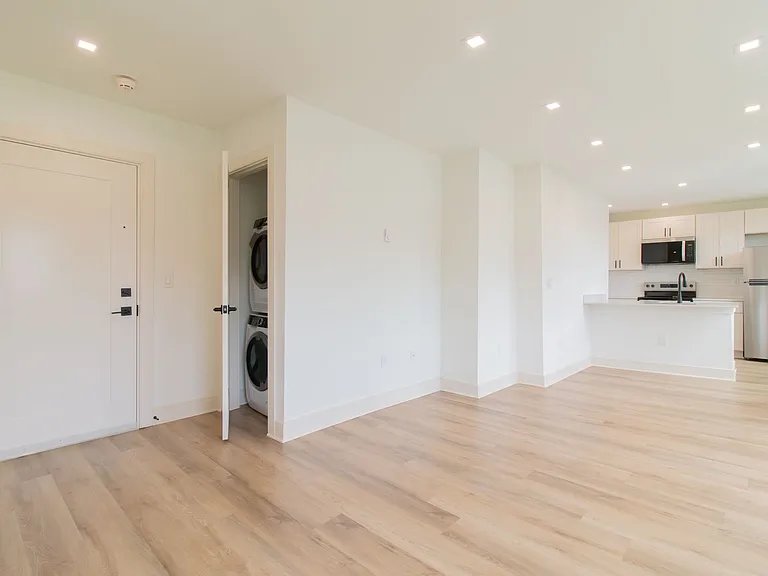 Huntington Apartments — Photo 22