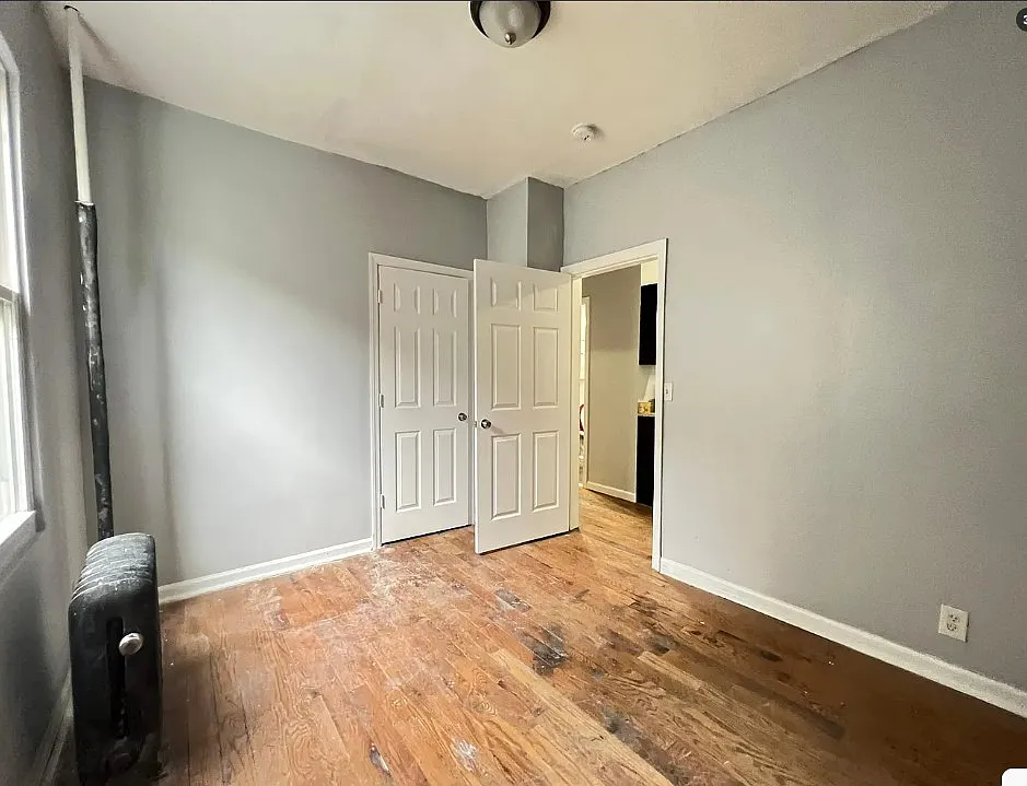 3 bed, 1000 sqft, $2,200 — Photo 2