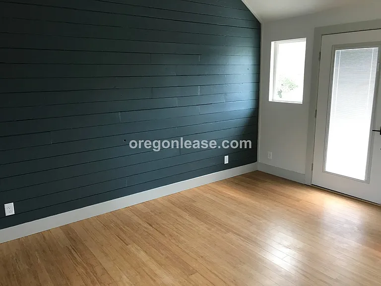 3 Bedroom 2 bath home Whiteaker home near parks — Photo 15
