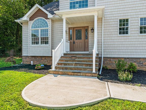 2nd image of 440 Bayview Avenue