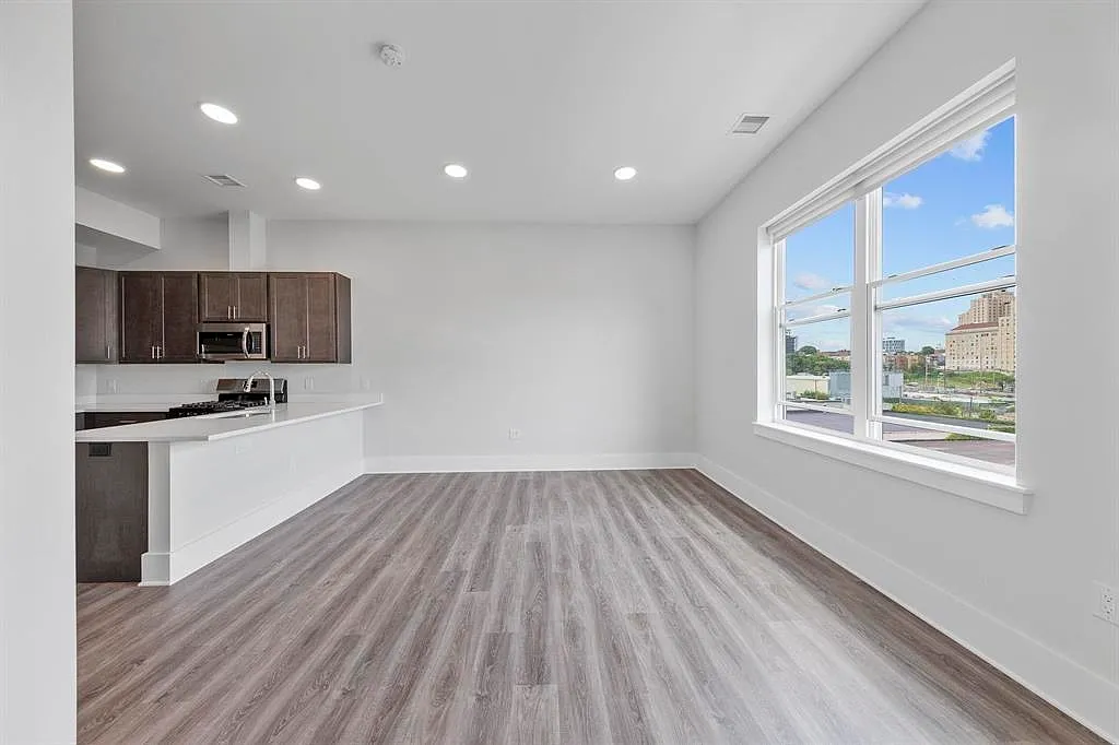 660 Lofts — Photo 4