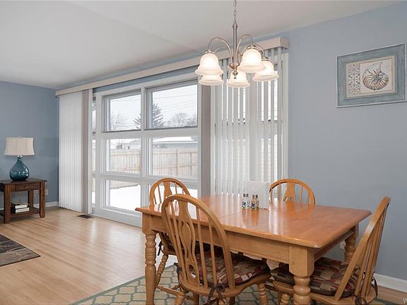 5th image of 60 Evergreen Dr