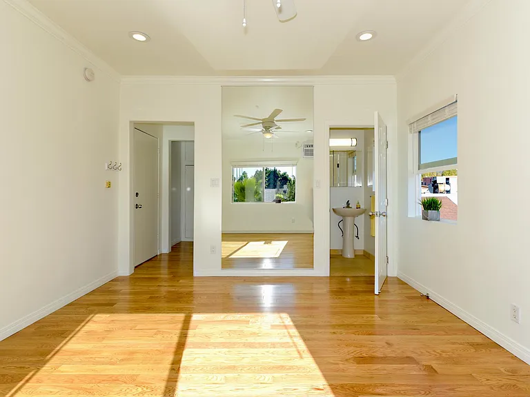 1650 Winona Blvd #4 — Photo 1