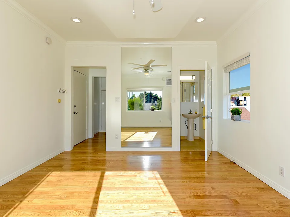 1650 Winona Blvd #4