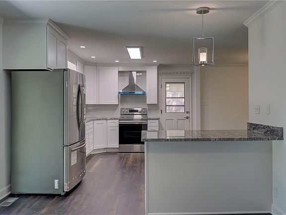 4th image of 2110 Lavista Cir
