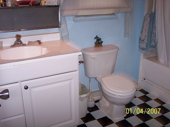 Bathroom - Tub w/shower