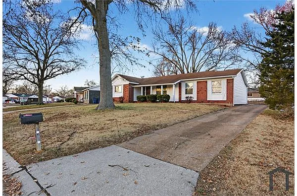 2385 Greenbriar Dr photo 1