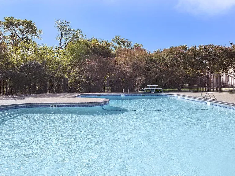 Bel Air Oaks — Photo 6