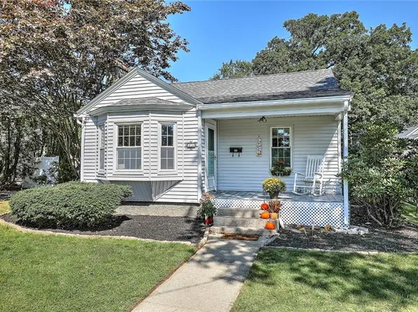 21 Massachusetts Ave, Warwick, RI 02888