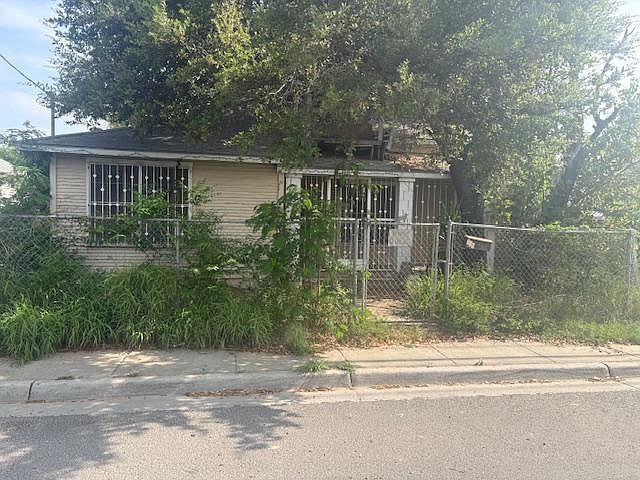 1st image of 905 Chihuahua St