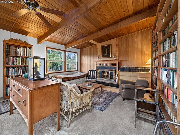 Living Room>