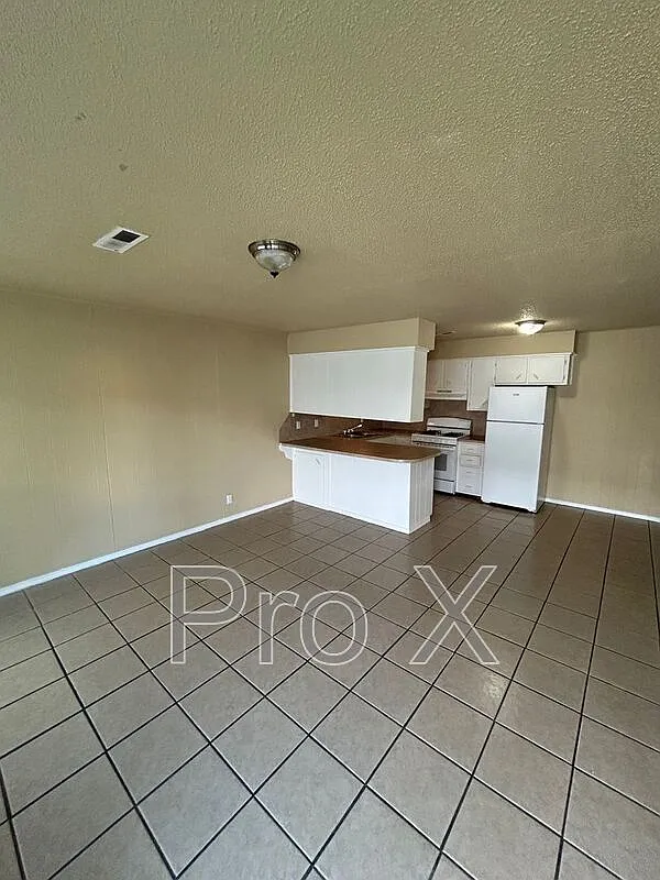 2 bed, 1.0 bath, $1,025 — Photo 2