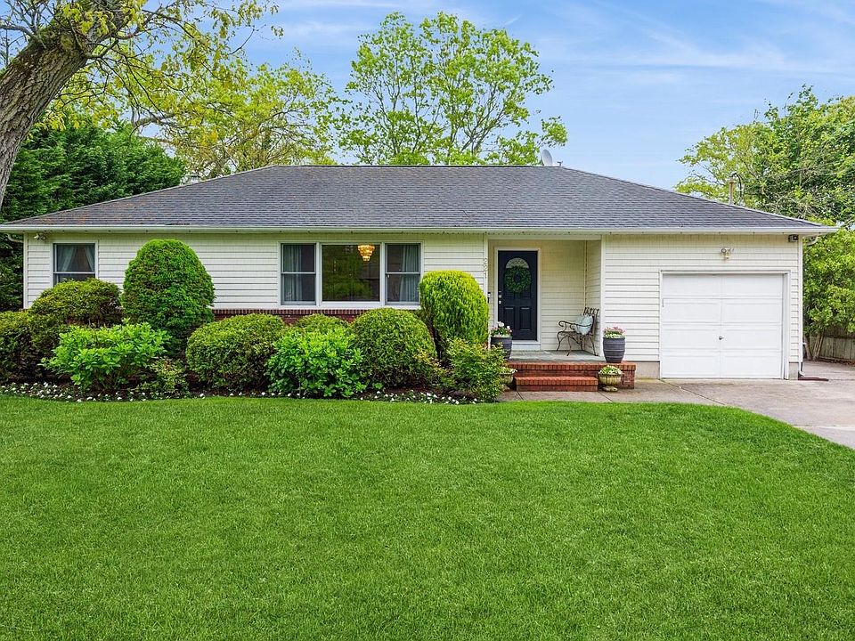 1st image of 221 Schoenfeld Boulevard