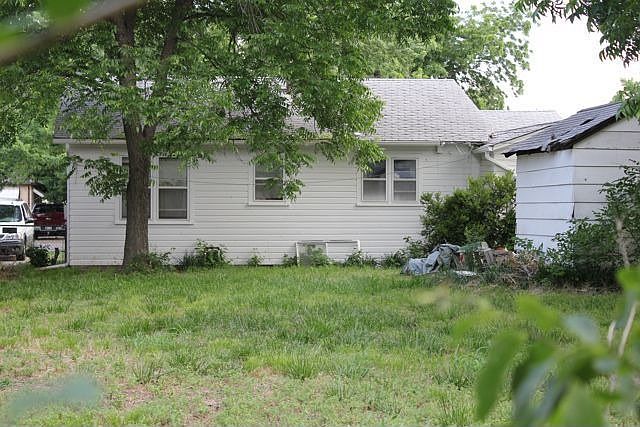 2nd image of 911 Iowa St