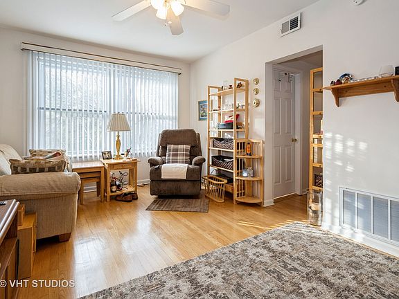 2nd image of 4240 N Clarendon Ave APT 406S