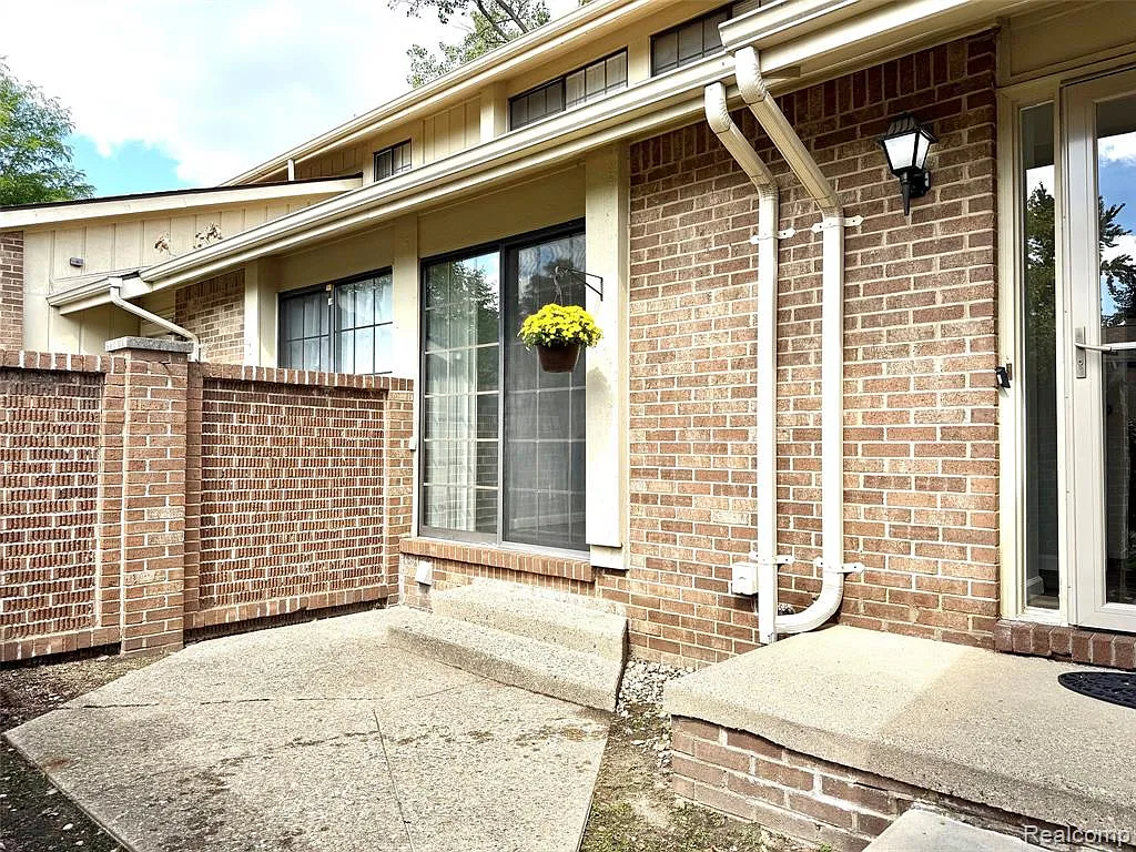 2 bed, 1.5 bath, 1696 sqft, $2,200 — Photo 4