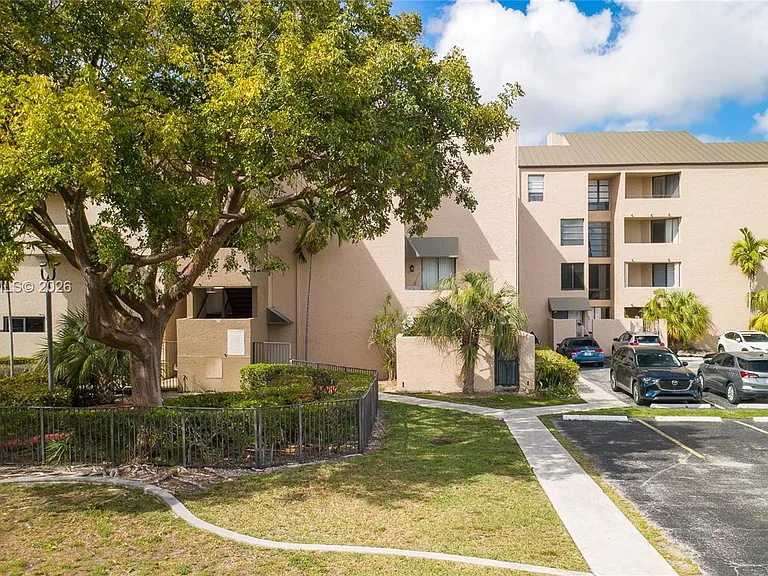 10500 SW 108th Ave #B414 — Photo 14