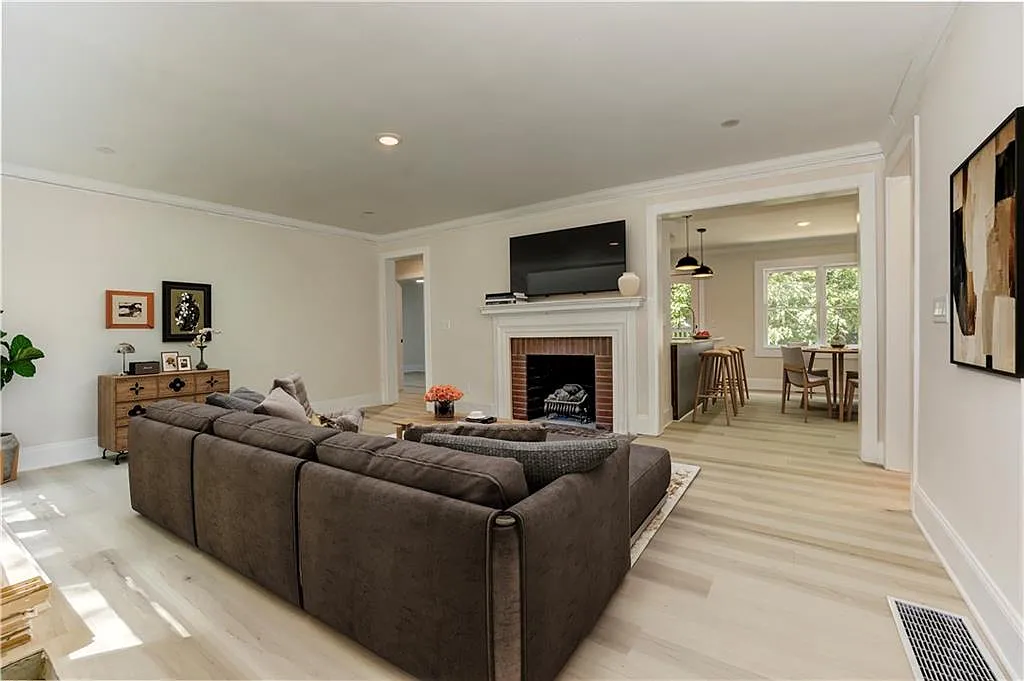 4 bed, 2.0 bath, 1597 sqft, $4,850 — Photo 1