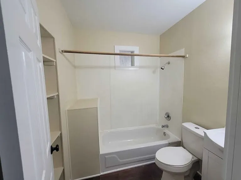 1005 E Fannin St — Photo 8