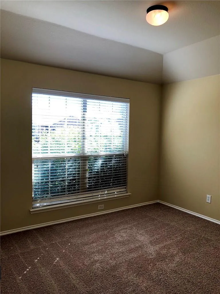 3 bed, 2044 sqft, $2,150 — Photo 3