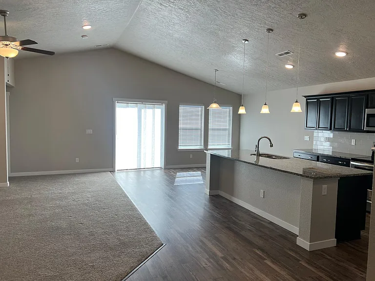 695 E Whitbeck St — Photo 3