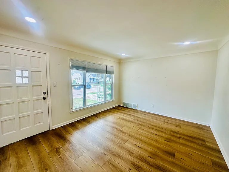 21801 Cushing Ave — Photo 3