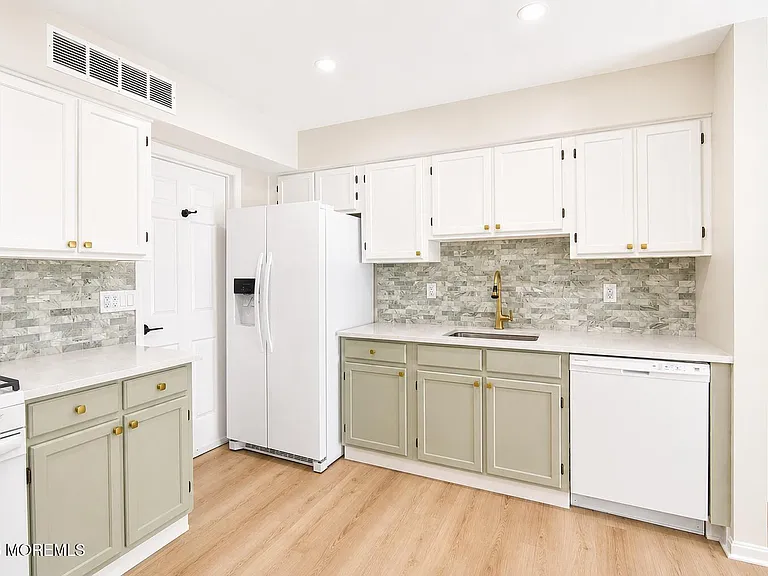 99 Oak Ln — Photo 22