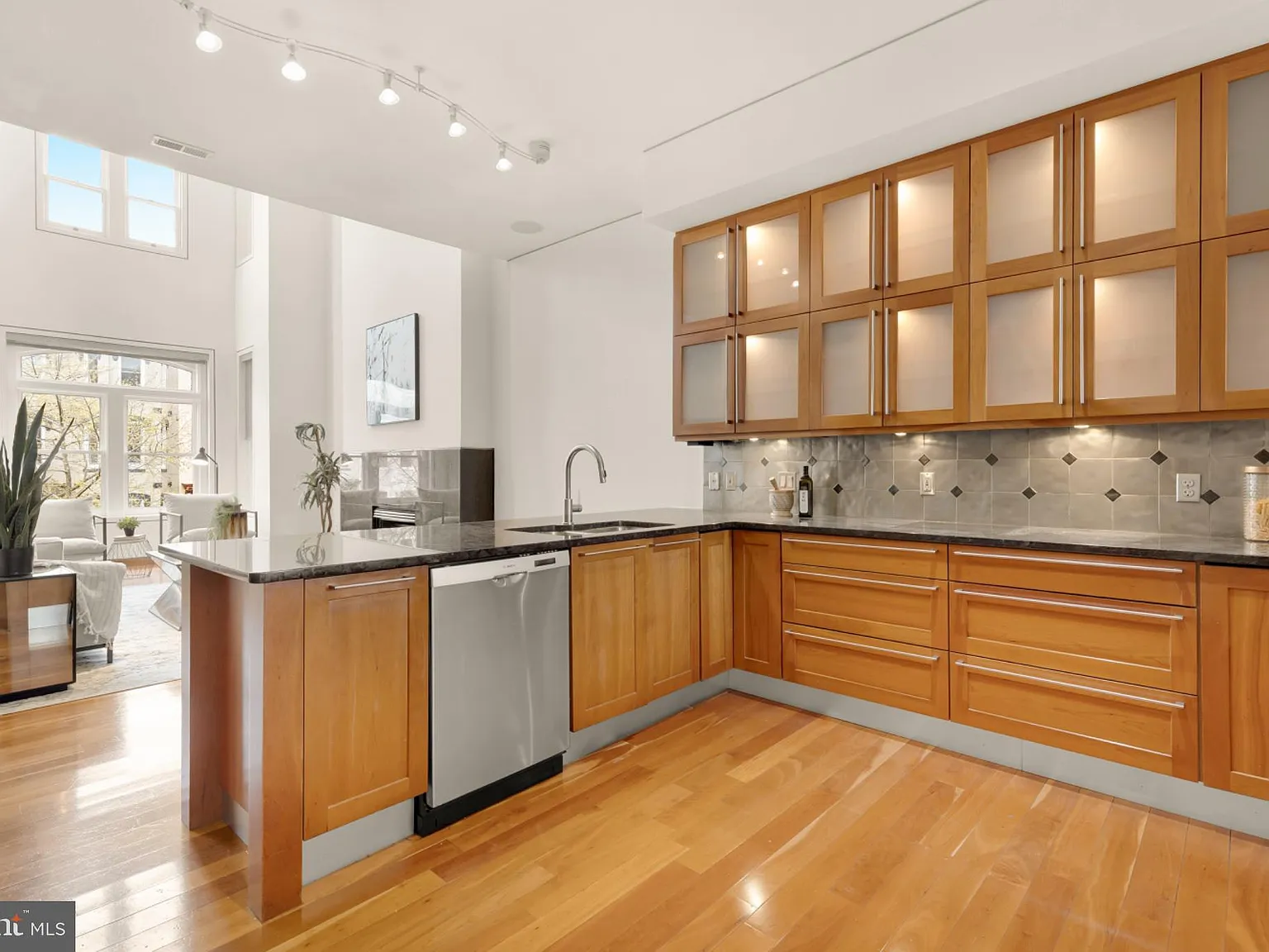 2 bed, 2.5 bath, 2400 sqft, $7,250 — Photo 4