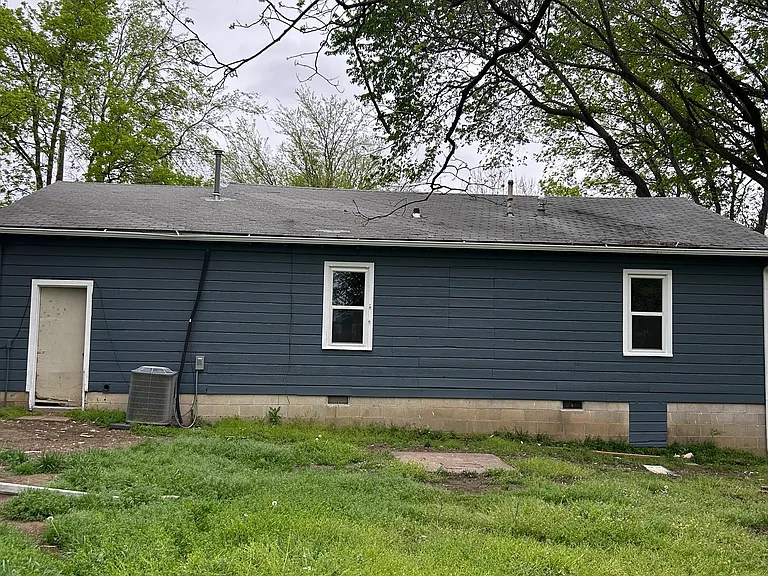 809 E Elgin Pl — Photo 2