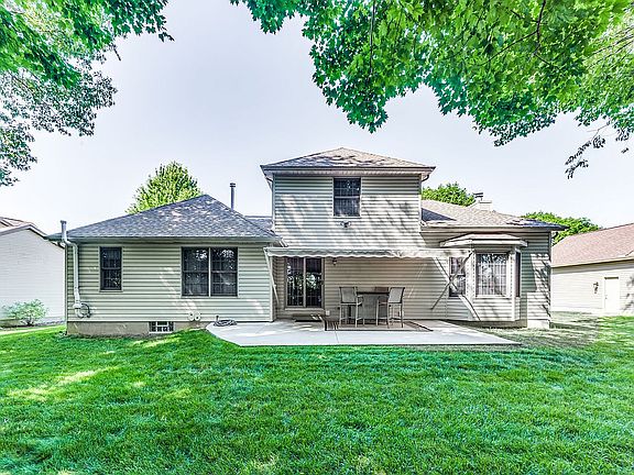  Large patio and backyard.