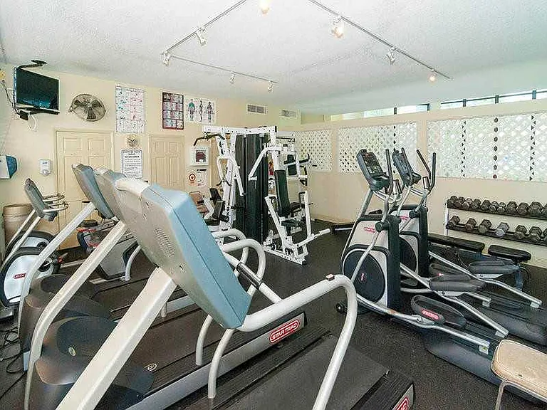 1000 Parkview Dr #5 — Photo 5