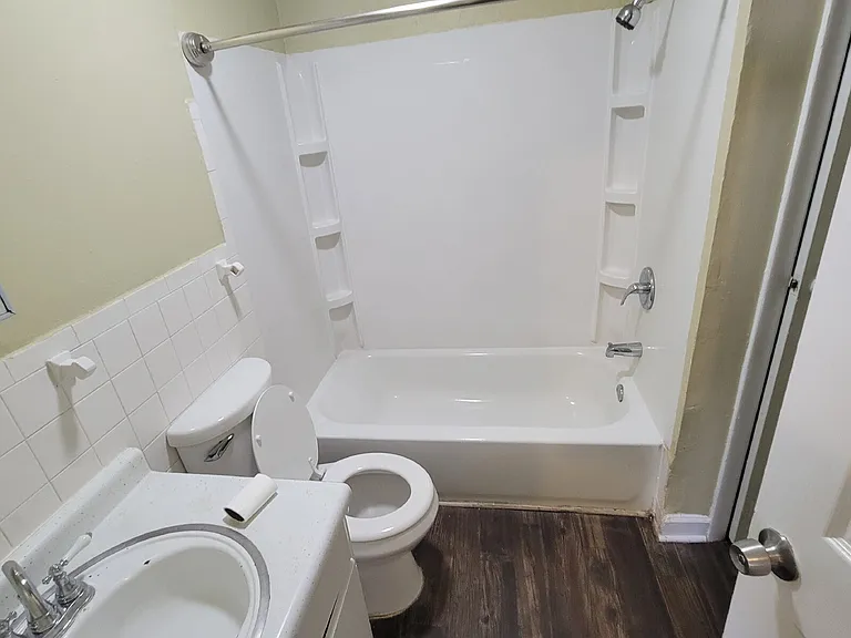 1230 Taylor Dr W — Photo 4