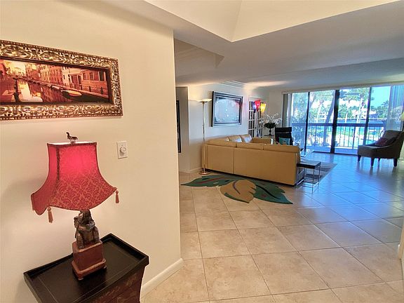 4th image of 611 SE 7th Street #205
