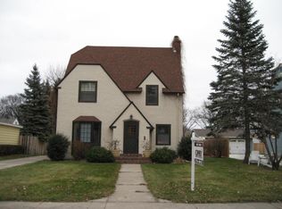 1113 Reeves Dr, Grand Forks, ND 58201