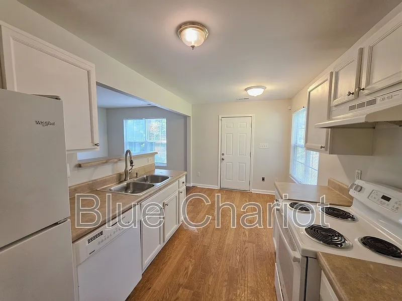 3 bed, 2.5 bath, 1114 sqft, $2,100 — Photo 4