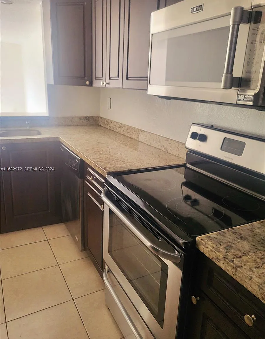 4 bed, 2.5 bath, 1594 sqft, $3,000 — Photo 4