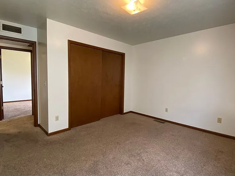 122 S Silverwood Ln — Photo 6