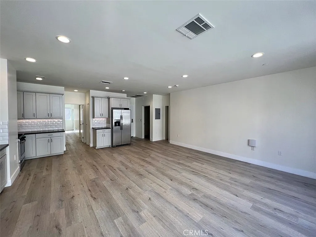 1 bed, 1.5 bath, 990 sqft, $2,595 — Photo 2