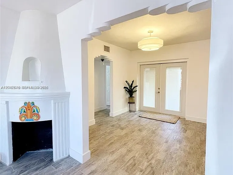 1040 Lenox Ave #1040 — Photo 1